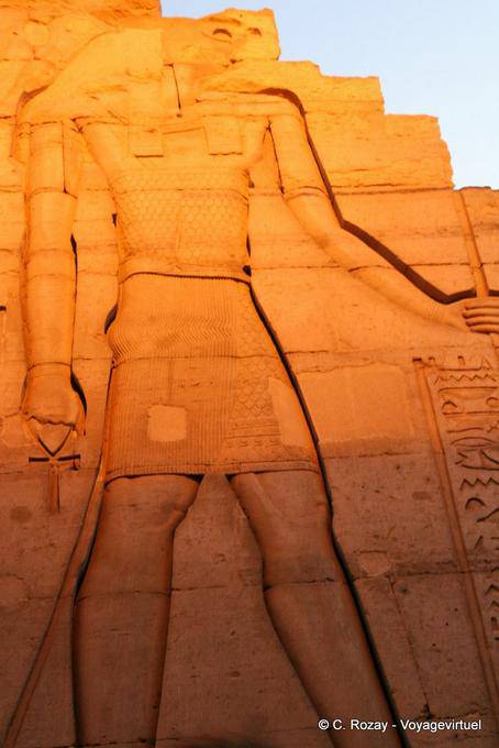 Alivio empotrada de Haréoris (Horus el Viejo), el Templo de Kom Ombo - Egipto
