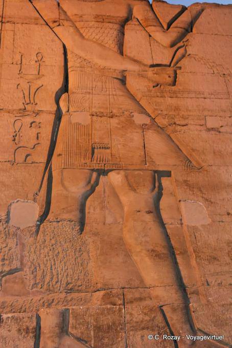 Relieve negativo vestido de Faraón, templo de Kom Ombo - Egipto