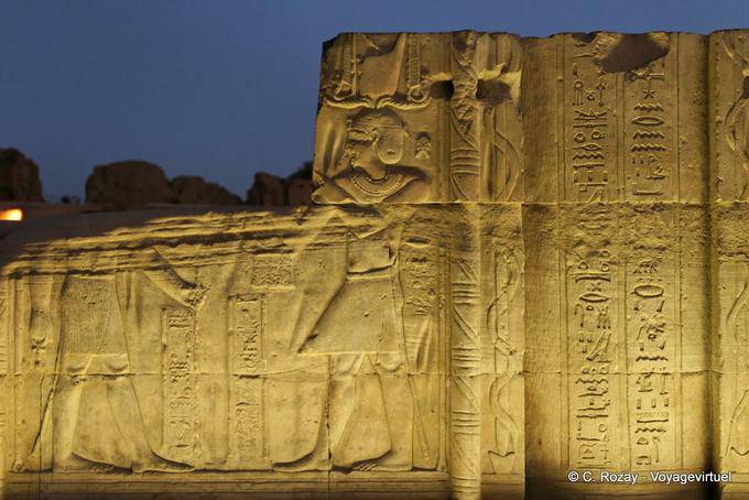 Detalle de bajo relieve, iluminación nocturna, templo de Kom Ombo - Egipto
