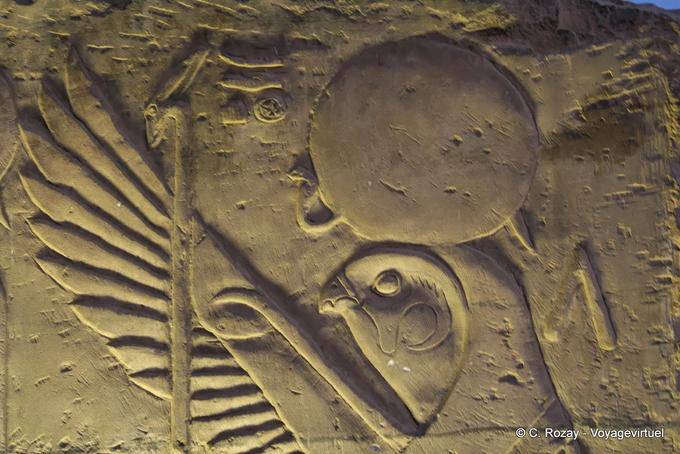 Figura Horus Ra, bajorrelieve del templo de Kom Ombo - Egipto