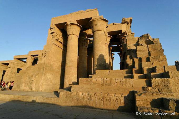 Frescos y columnas de un lado, el templo de Kom Ombo - Egipto