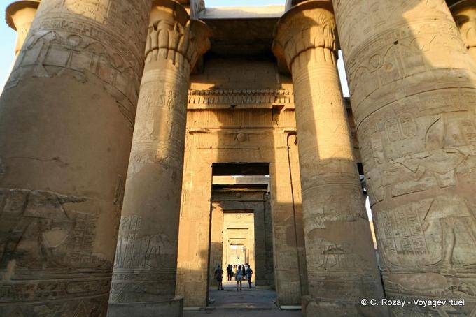 Columnas de papiro del deuxière sala hipóstila, templo de Kom Ombo - Egipto