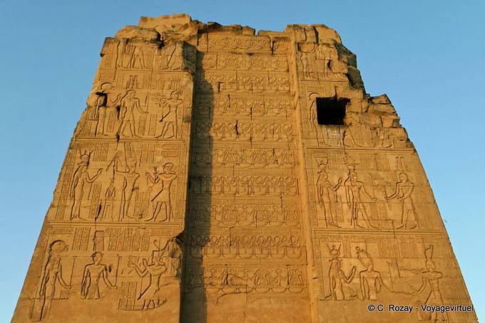 Puerta monumental de Ptolomeo XIII, templo de Kom Ombo - Egipto