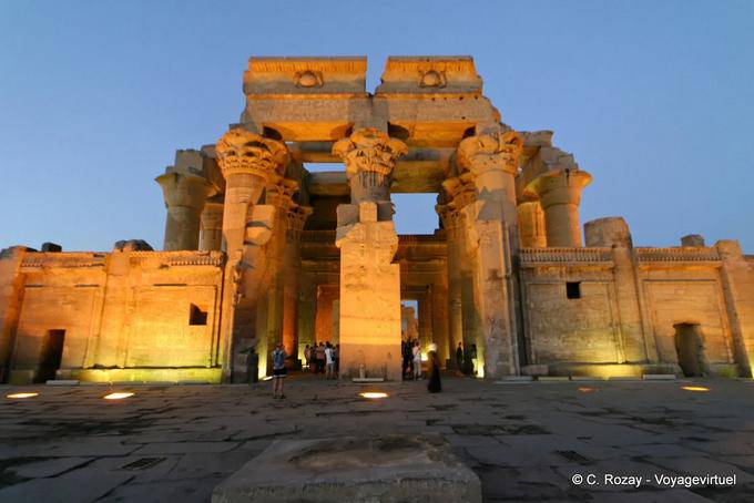 Fachada del templo de Kom Ombo, iluminación nocturna - Egipto