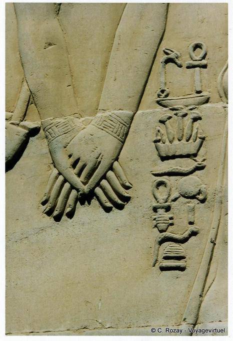 De la mano, hermoso fragmento de un alivio, templo de Kom Ombo - Egipto