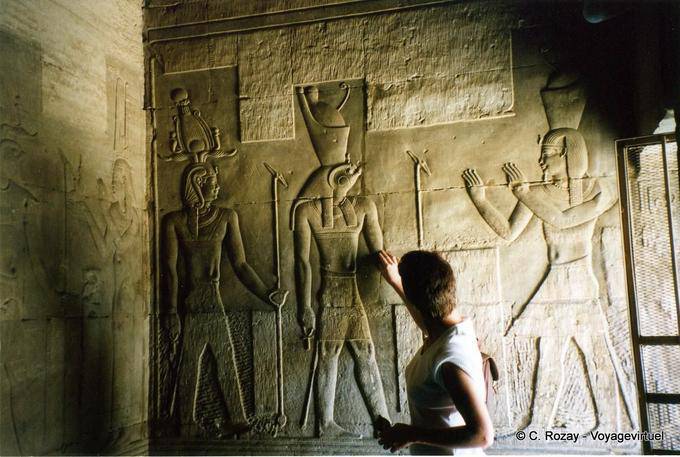 Haroeris y su hijo Khonsu, llevando la corona Atef, templo de Kom Ombo - Egipto