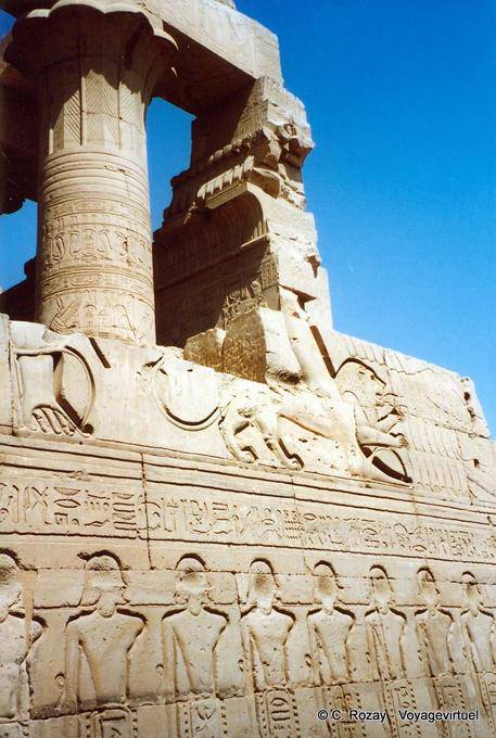 Fortaleza del cartucho, el león y el friso exterior, templo de Kom Ombo - Egipto