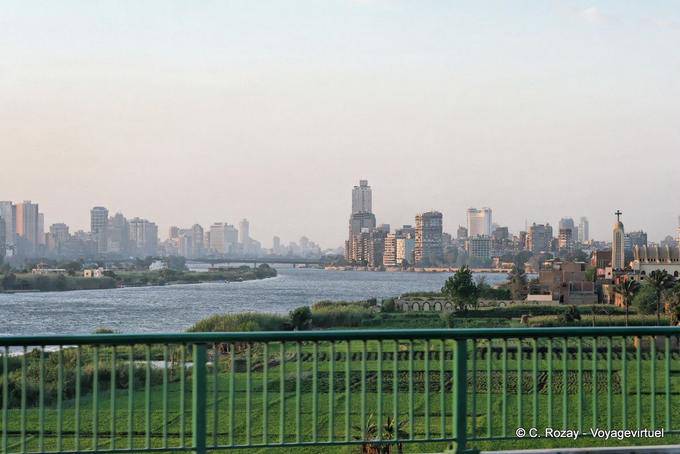 Buldings y la iglesia copta en el Nilo, El Cairo - Egipto