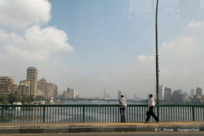 Vista desde un puente sobre el Nilo, El Cairo - Egipto