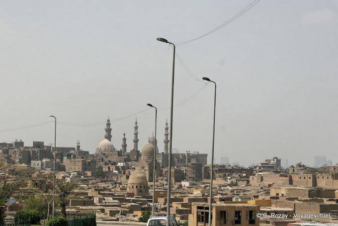 Alumbrado, cúpulas y minaretes de Barrio de El Cairo - Egipto