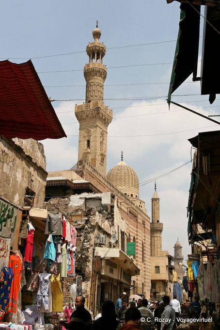 Minarete y la cúpula de la mezquita de Khan el-Khalili, vista desde el zoco, El Cairo - Egipto