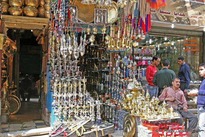 Tienda Hookah en el bazar turístico en El Cairo - Egipto