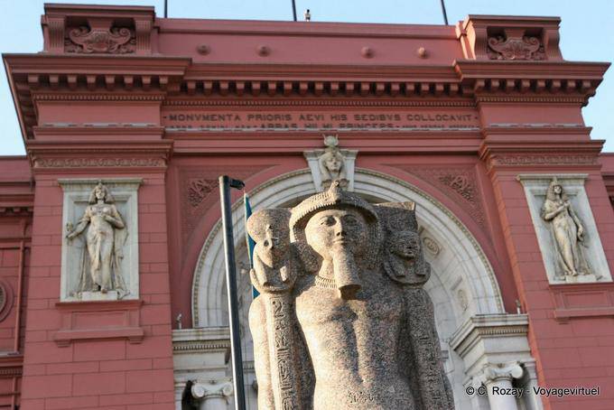 Estatua de la entrada Faraón al museo arqueológico, El Cairo - Egipto