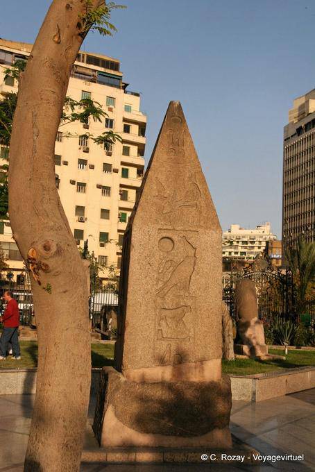 Sugerencia de un obelisco, el jardín del museo, El Cairo - Egipto