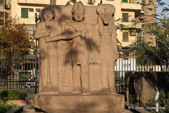 Dioses egipcios Tríada en el jardín del Museo Egipcio de El Cairo - Egipto
