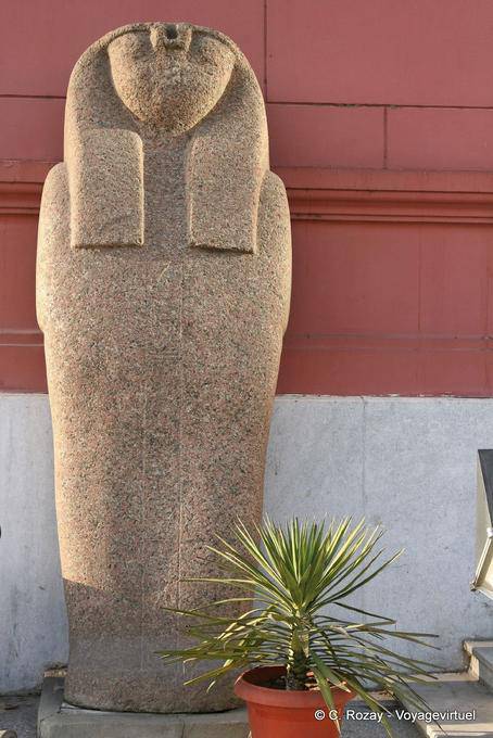 Estatua Smooth fuera del Museo Egipcio de El Cairo - Egipto