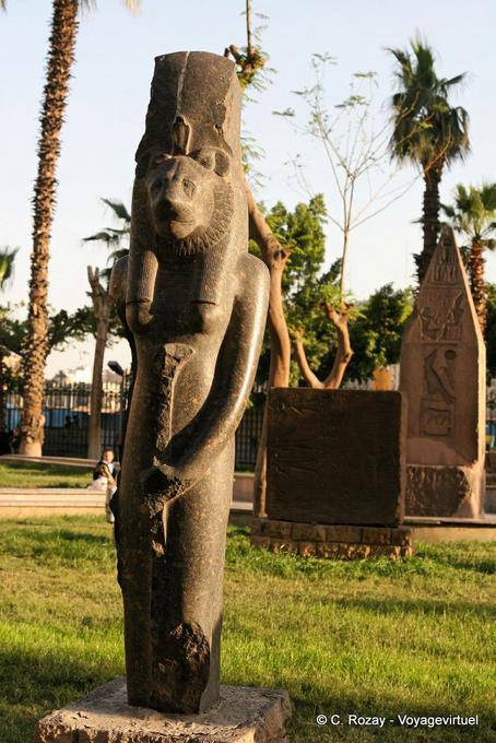 Una diosa con cabeza de león Sekhmet Estatua, Museo de El Cairo - Egipto