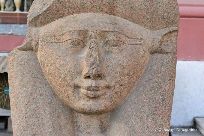 Cabeza fuera del Museo Egipcio en El Cairo Sonreír - Egipto