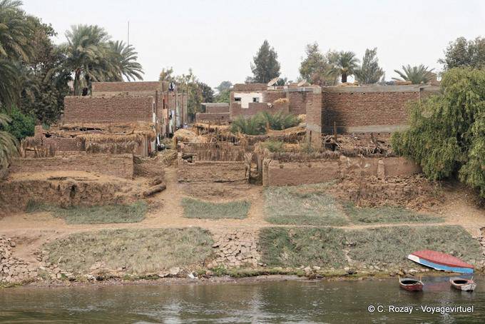 Pequeño pueblo agrícola en el Nilo - Egipto