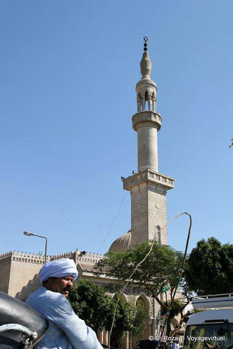 Conductor del carruaje de caballos y minarete en Luxor - Egipto