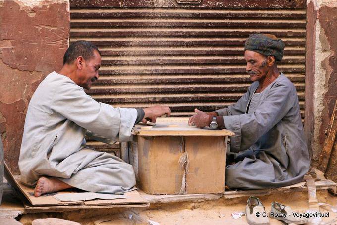 Jugadores de dominó en la cartulina en una calle, Luxor - Egipto