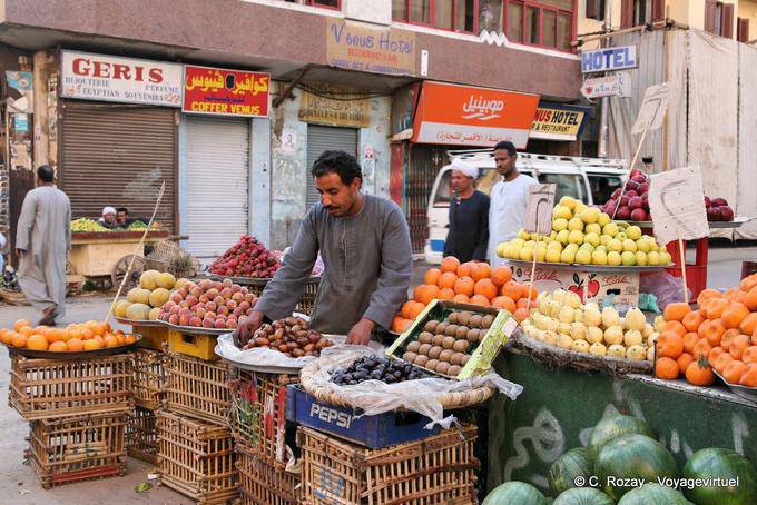Mercader de frutas en una calle de Luxor - Egipto