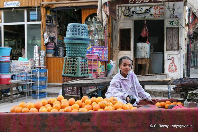 El pequeño mercado de naranjas delante de un carnicero, Luxor - Egipto