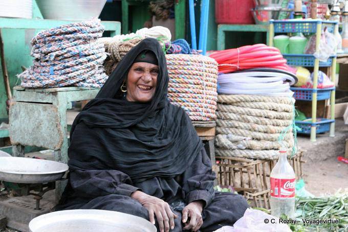 Laugh comerciante vestir localmente, Luxor - Egipto