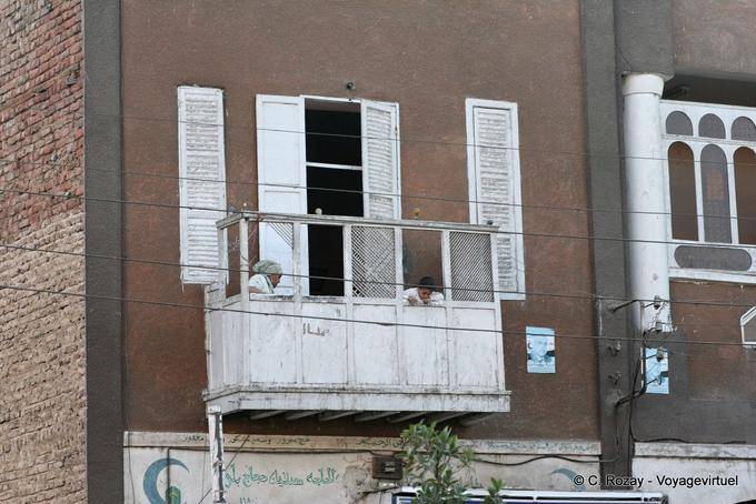 La vida en un balcón de madera, Luxor - Egipto