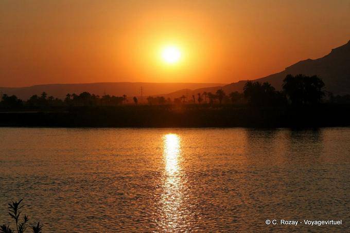Puesta de sol en el Nilo, frente al Valle de los Reyes, en Luxor - Egipto