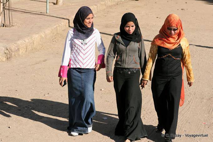 Las niñas caminando en Luxor - Egipto
