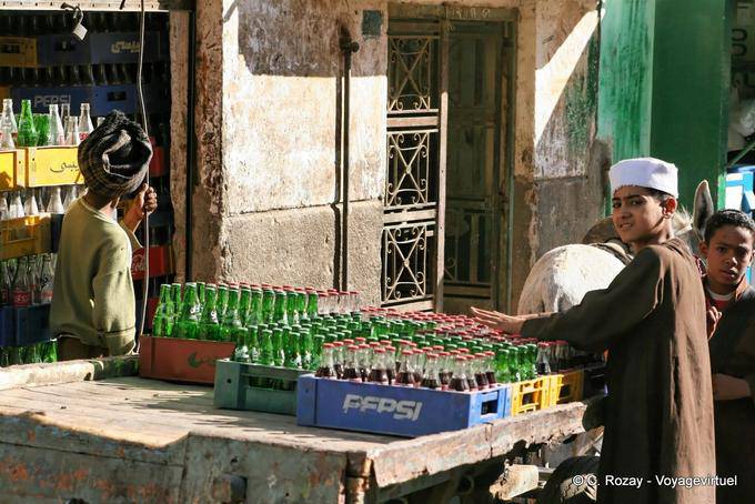 Las pequeñas latas de refresco distribuidor, Luxor - Egipto