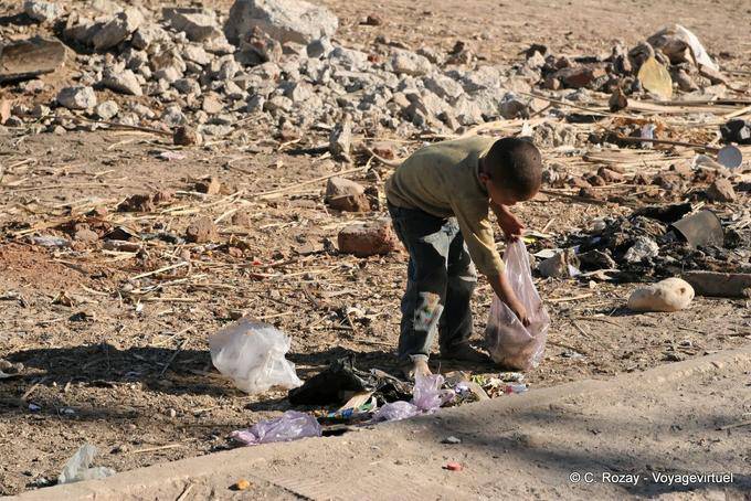 Niños en la basura, Luxor - Egipto