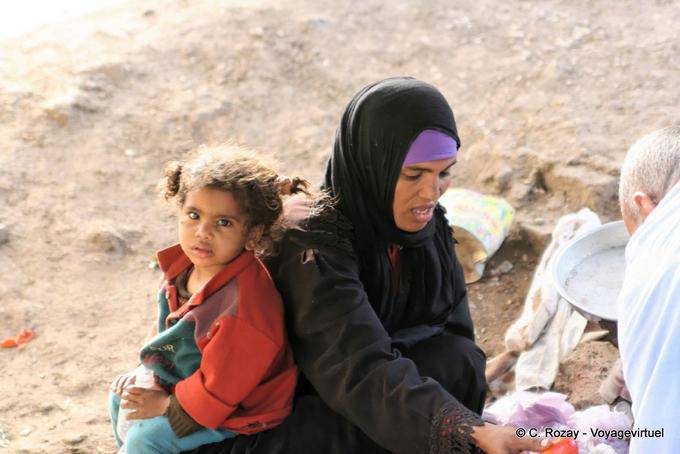La madre y el niño con edredones calle Luxor - Egipto