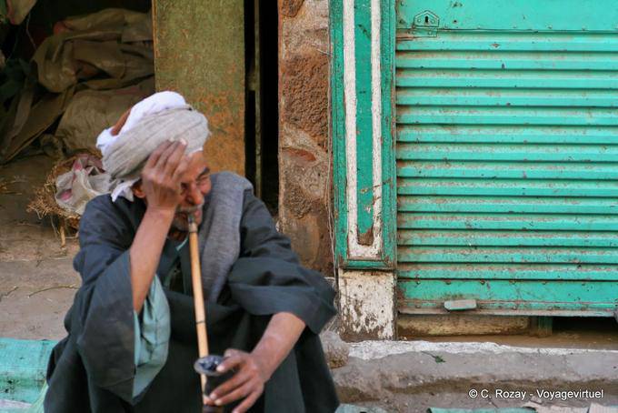 Tubo viejo de local, Luxor - Egipto