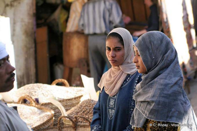 Mujeres del mercado de las velas, en Luxor - Egipto