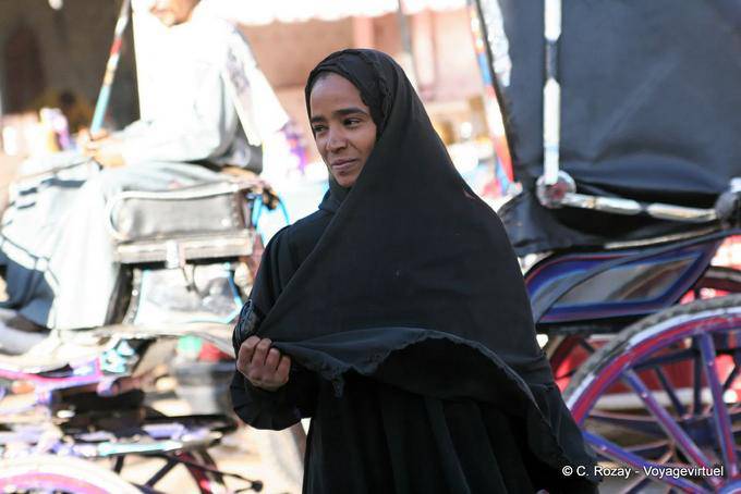 Mujer sonriente en negro tradicional, Luxor - Egipto