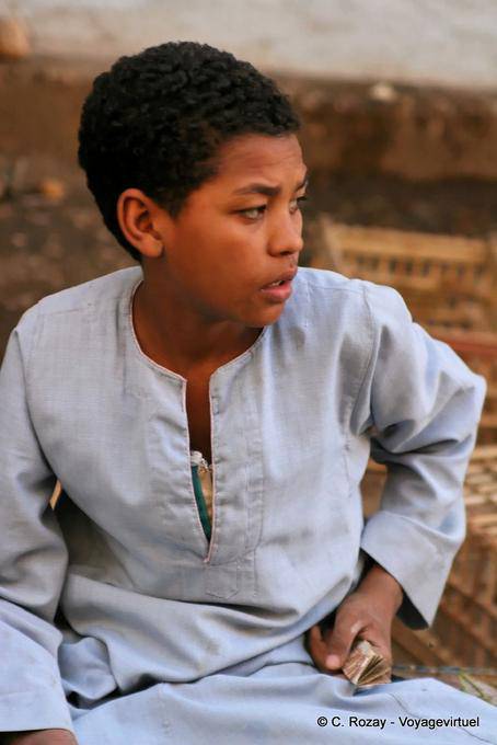 Retrato del pequeño comerciante preocupado, Luxor - Egipto