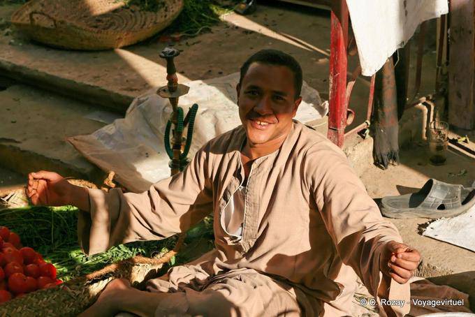 Sonreír invitación del vendedor ambulante, Luxor - Egipto