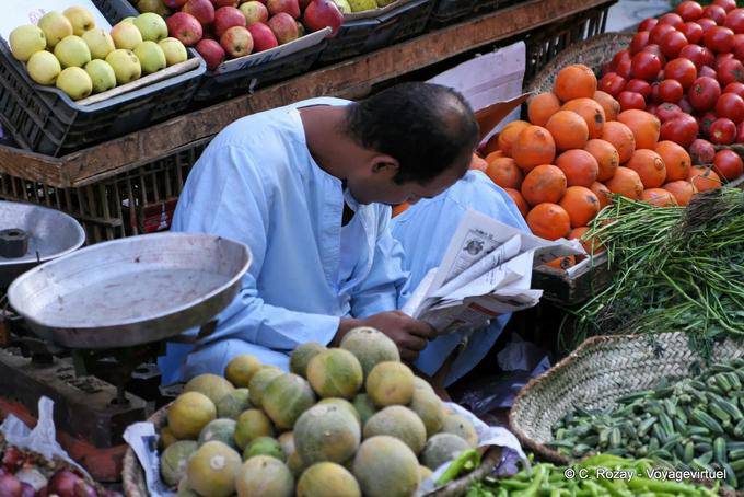 Leyendo el mercado de la prensa en Luxor - Egipto