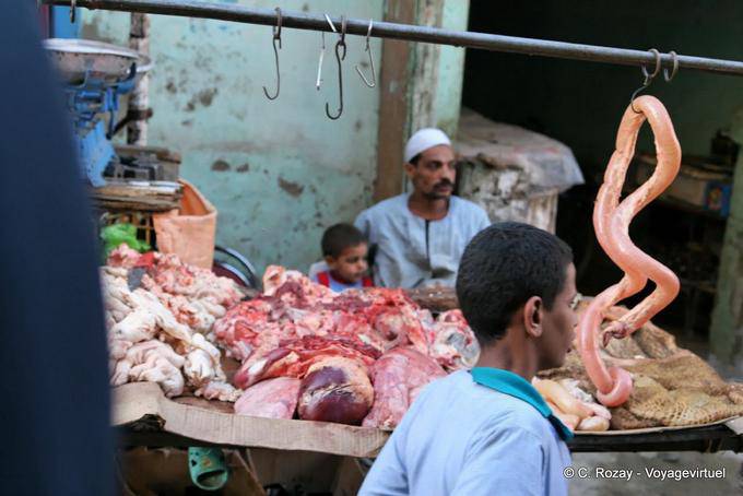 Callos, tripas y vísceras en la parada, Luxor - Egipto