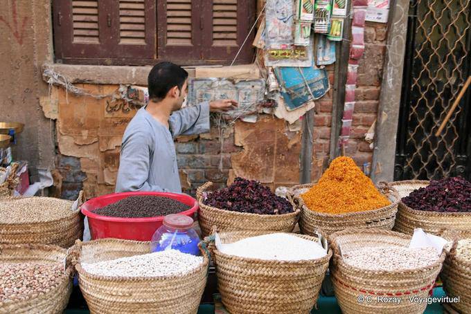 Cestas llenas al mercado Luxor - Egipto