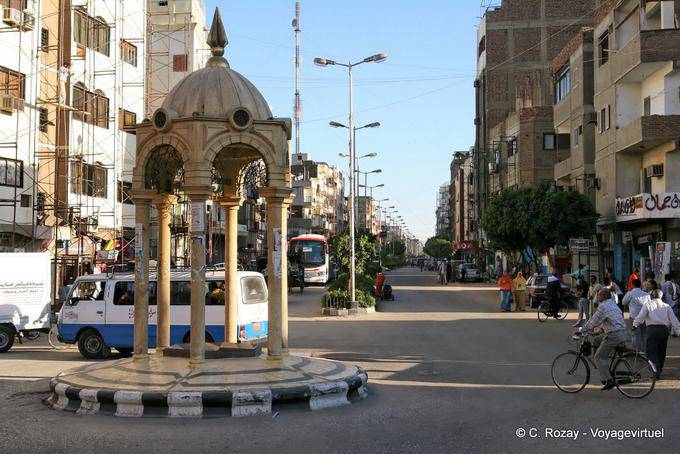 Coloque entre la cornisa y la avenida Al Mathan, Luxor - Egipto