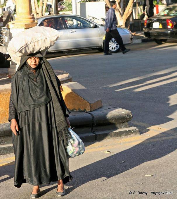 Bolsa de comestibles en la cabeza, Luxor - Egipto