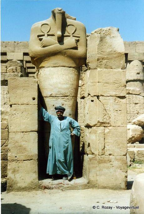 Estatua sin cabeza Faraón y mantiene el bigote, el templo de Karnak - Egipto