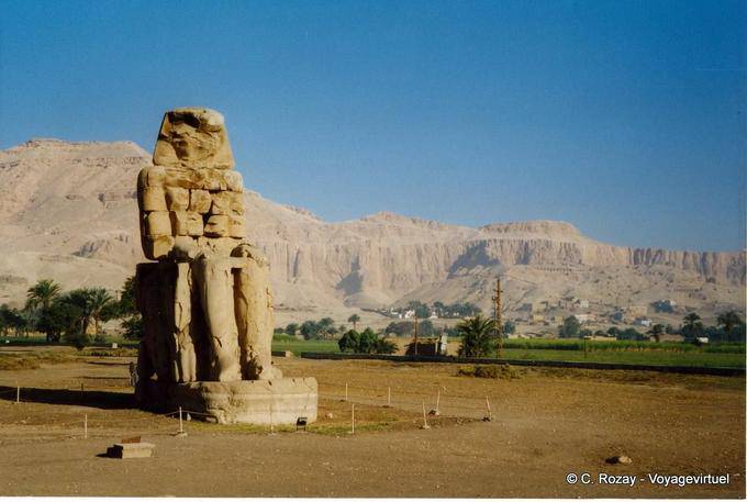 Uno de los Colosos de Memnon - Egipto