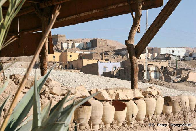 Camino bordeado de cerámica rota, Qurna - Egipto