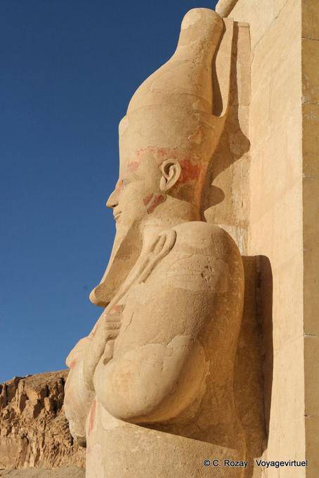 Osiris-Ra, coloso en la terraza superior del templo funerario de Hatshepsut - Egipto
