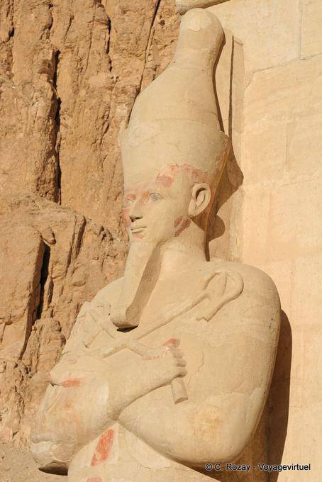Coloso de Osiris, en la esquina izquierda de la terraza superior del templo de Hatshepsut - Egipto