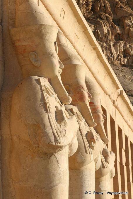 Colosos de Osiris de la alineación a la derecha de la puerta de entrada, templo de Hatshepsut - Egipto